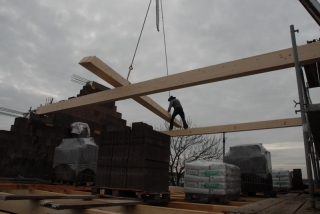 Regelmäßiger Helfer auf der Baustelle - der Kran.