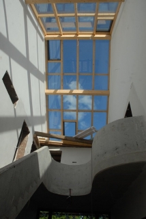 Dachverglasung unter blauem Himmel