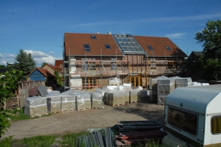 Scheune und Baumaterial