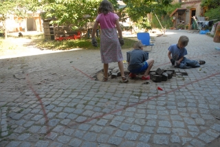 reiß auch du ein paar Steine aus dem Sand