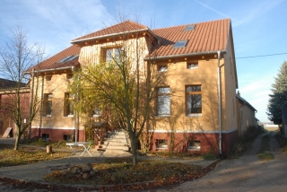 Vorderhaus vom Dorfplatz aus